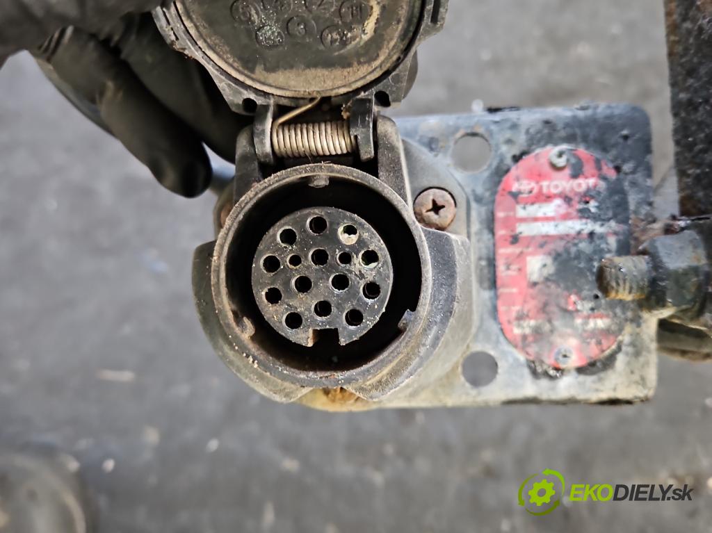 Toyota Corolla Verso I 2001-2004 2.0 D4D 90 hp manual 66 kW 1995 cm3 5- oko tažné  (Tažná zařízení)