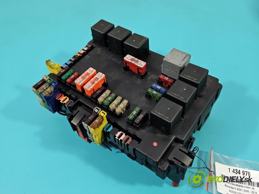 Mercedes S W221 2005-2013 3.0 CDI 211KM automatic 155 kW 2987 cm3 4- skříňka pojistková A2215450801 (Pojistkové skříňky)