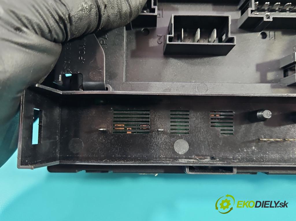 Mercedes S W221 2005-2013 3.0 CDI 211KM automatic 155 kW 2987 cm3 4- skříňka pojistková A2215450801 (Pojistkové skříňky)