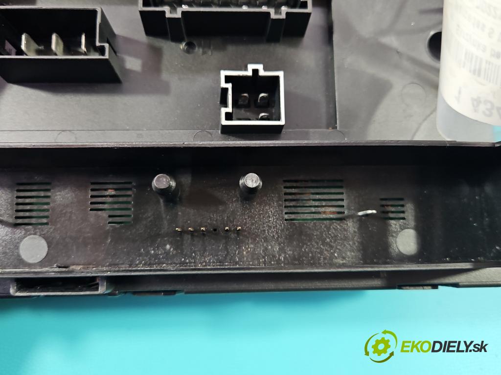 Mercedes S W221 2005-2013 3.0 CDI 211KM automatic 155 kW 2987 cm3 4- skříňka pojistková A2215450801 (Pojistkové skříňky)