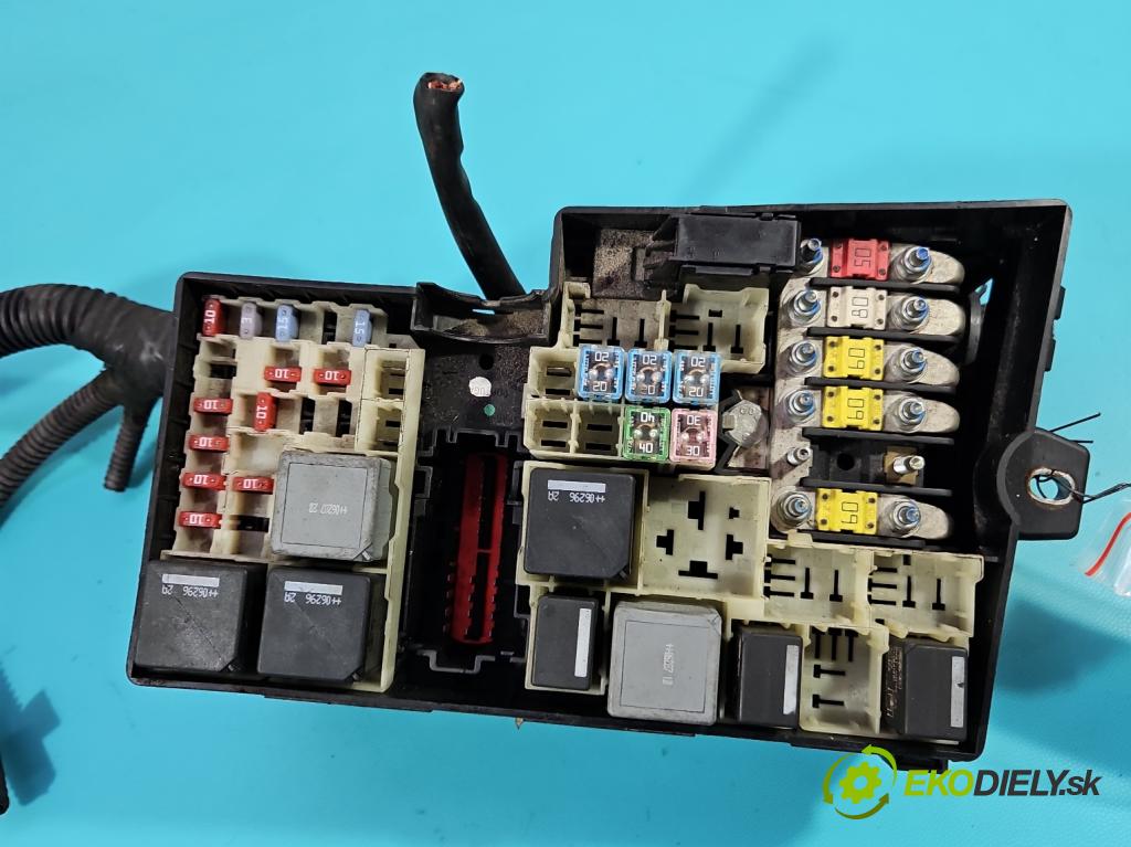 Ford Focus Mk2 2004-2011 1.6 tdci 109 HP manual 80 kW 1560 cm3 5- skrinka poistka 3M5T-14A142-AB (Poistková skrinka)