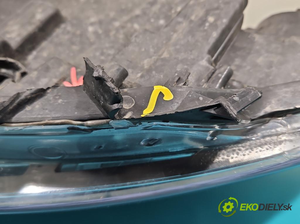 Citroen C5 II 2008-2017 1.6 hdi 109 HP manual 80 kW 1560 cm3 4- Reflektor: pravý 89902747 (Svetlo predné pravé)