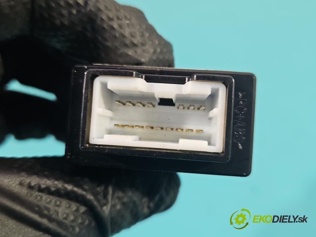 Hyundai I40 1.7 crdi 141 HP manual 104 kW 1685 cm3 5- zásuvka USB 3Z2504X