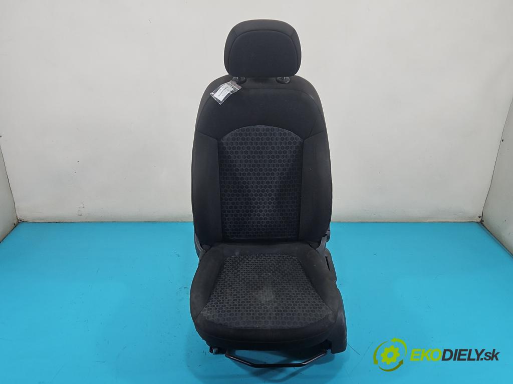Opel Corsa E 2014-2019 1.4 16V 75 HP manual 55 kW 1398 cm3 3- Sedačka ľavý  (Sedačka, sedadlo)