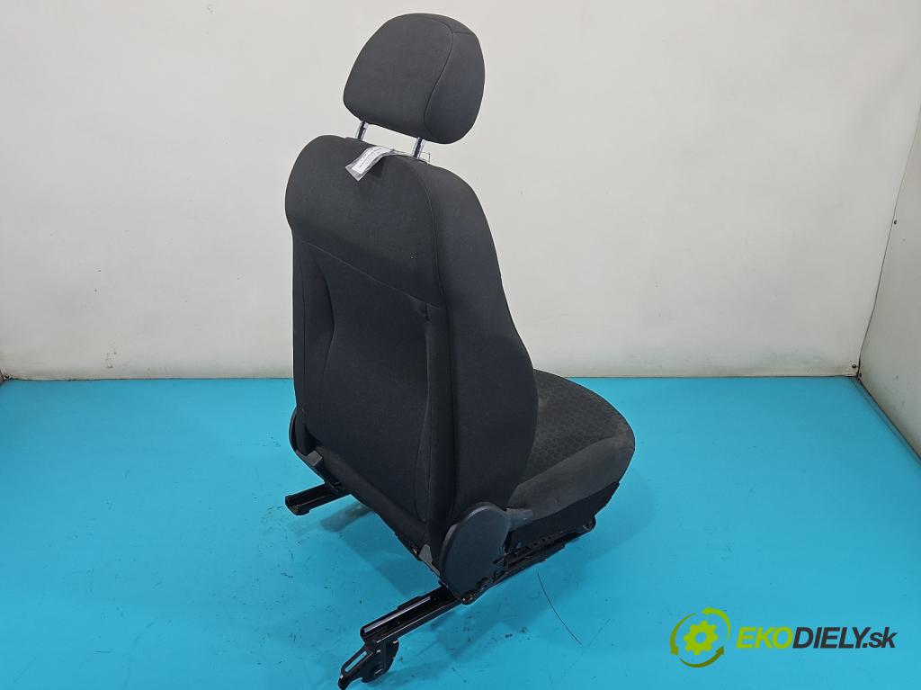 Opel Corsa E 2014-2019 1.4 16V 75 HP manual 55 kW 1398 cm3 3- Sedačka ľavý  (Sedačka, sedadlo)