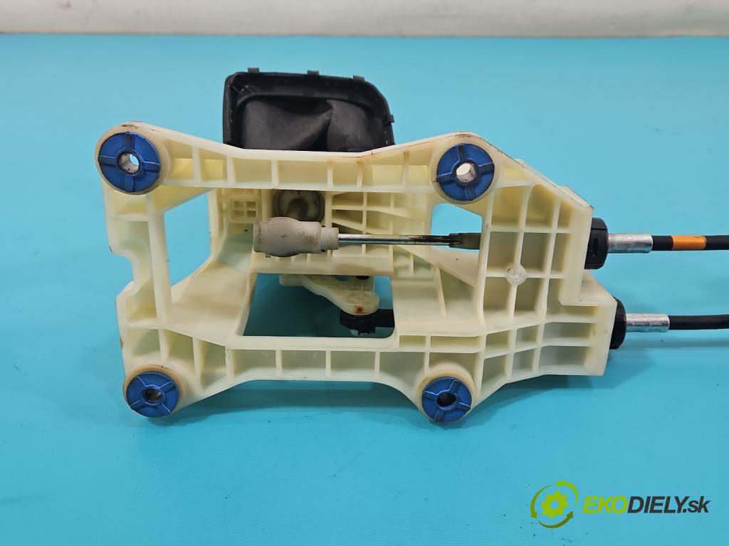 Hyundai I40 1.7 crdi 141 HP manual 104 kW 1685 cm3 5- Páka: Změny: stupeň,rýchlosť (Rýchlostná páka (kulisa))