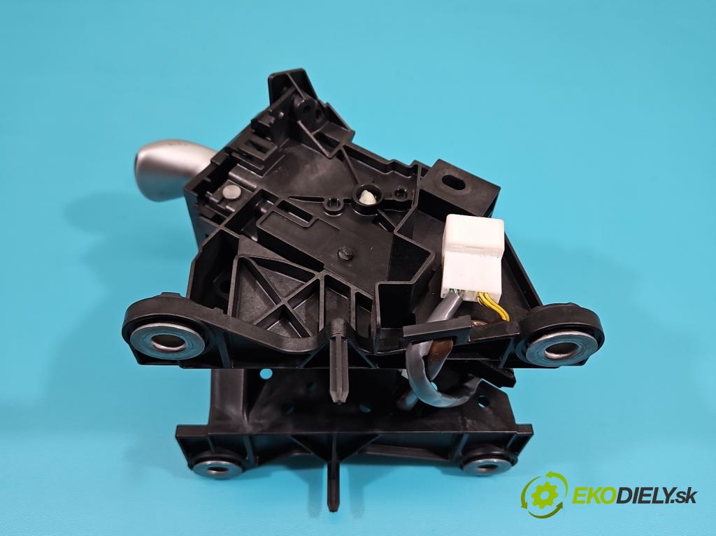 Toyota Auris I 2006-2013 1.8 16V 99 HP automatic 73 kW 1798 cm3 5- Páka: Změny: stupeň,rýchlosť  (Rýchlostná páka (kulisa))