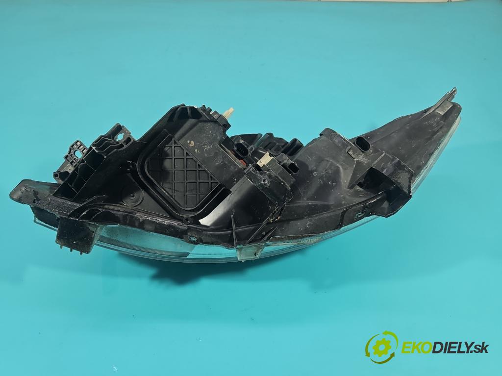 Toyota Auris I 2006-2013 1.8 16V 99 HP automatic 73 kW 1798 cm3 5- Reflektor: pravý 81110-02A40 (Svetlo predné pravé)