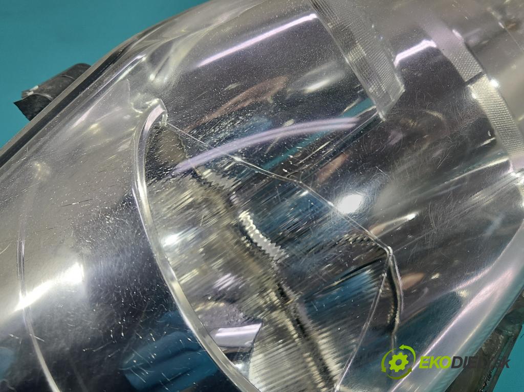 Toyota Auris I 2006-2013 1.8 16V 99 HP automatic 73 kW 1798 cm3 5- Reflektor: pravý 81110-02A40 (Svetlo predné pravé)