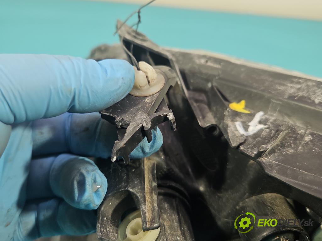 Toyota Auris I 2006-2013 1.8 16V 99 HP automatic 73 kW 1798 cm3 5- Reflektor: pravý 81110-02A40 (Svetlo predné pravé)