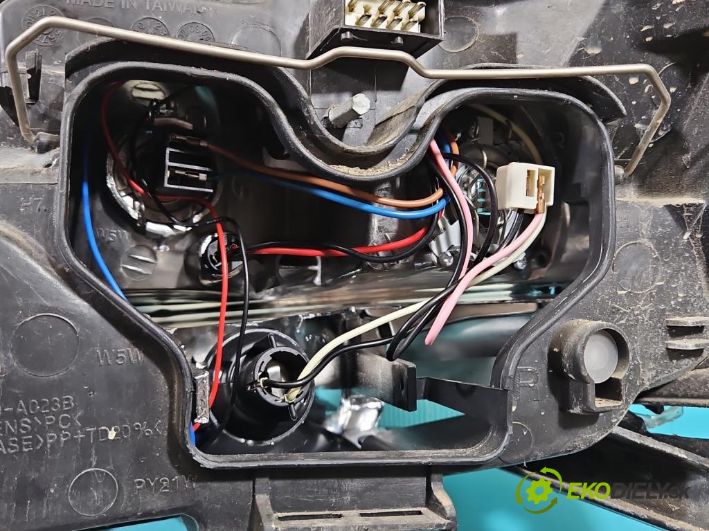 Citroen C3 I 2002-2009 1.4 8V 73 HP manual 54 kW 1360 cm3 5- Reflektor: pravý  (Svetlo predné pravé)