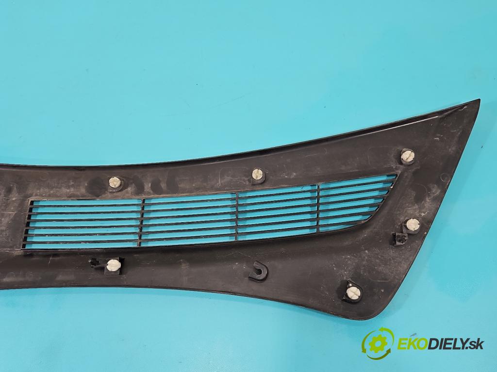 Tesla Model 3 2017- 0.0b: automatic 377 kW  4- torpédo 1081675-00-B (Torpédo (plast pod čelným sklom))