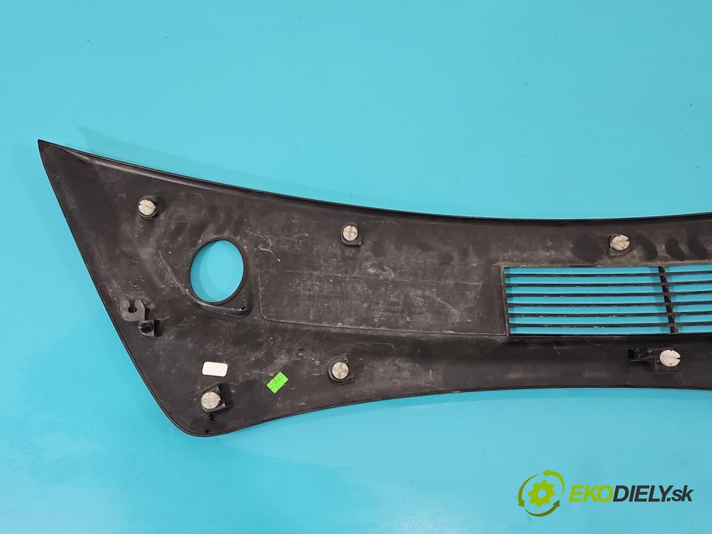 Tesla Model 3 2017- 0.0b: automatic 377 kW  4- torpédo 1081675-00-B (Torpédo (plast pod čelným sklom))