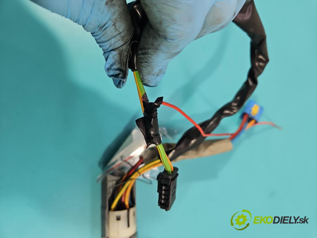 Citroen Xsara Picasso 1.6 16V 109 HP manual 80 kW 1587 cm3 5- Spínačka (Spínacia skrinka)