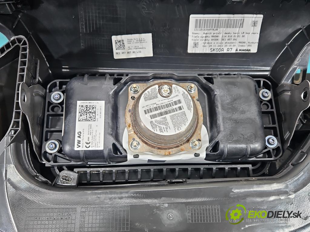 Skoda Octavia III 2013- 1.6 tdi 105 HP manual 77 kW 1598 cm3 5- kokpit,pristrojová doska rozdeľovacia