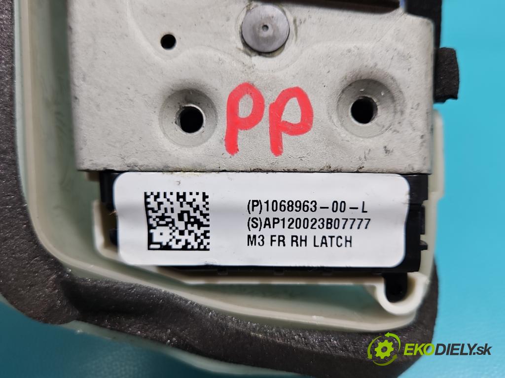 Tesla Model 3 2017- 0.0b: automatic 377 kW  4- zámek přední pravý 1068963-00-L