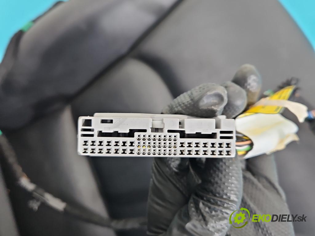 Tesla Model 3 2017- 0.0b: automatic 377 kW  4- Sedačka ľavý  (Sedačka, sedadlo)