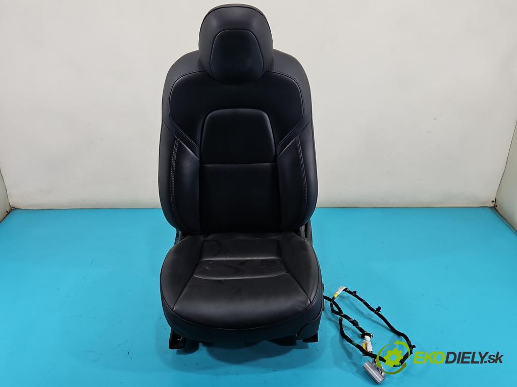 Tesla Model 3 2017- 0.0b: automatic 377 kW  4- Sedačka ľavý  (Sedačka, sedadlo)