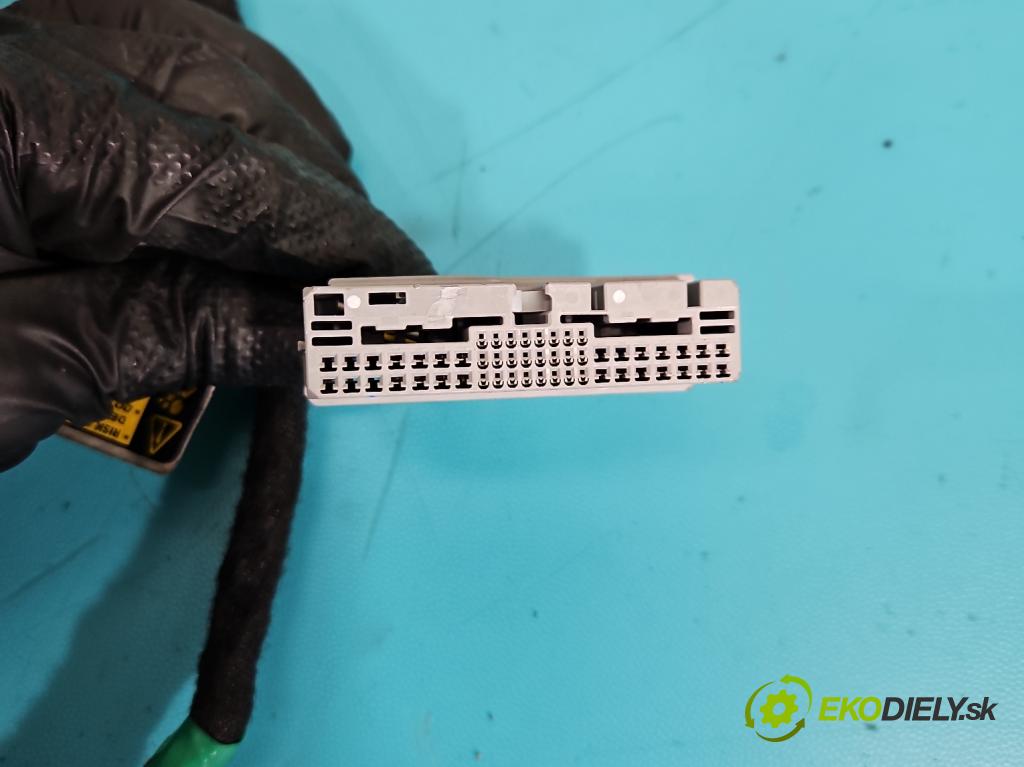 Tesla Model 3 2017- 0.0b: automatic 377 kW  4- Sedačka pravý  (Sedačka, sedadlo)