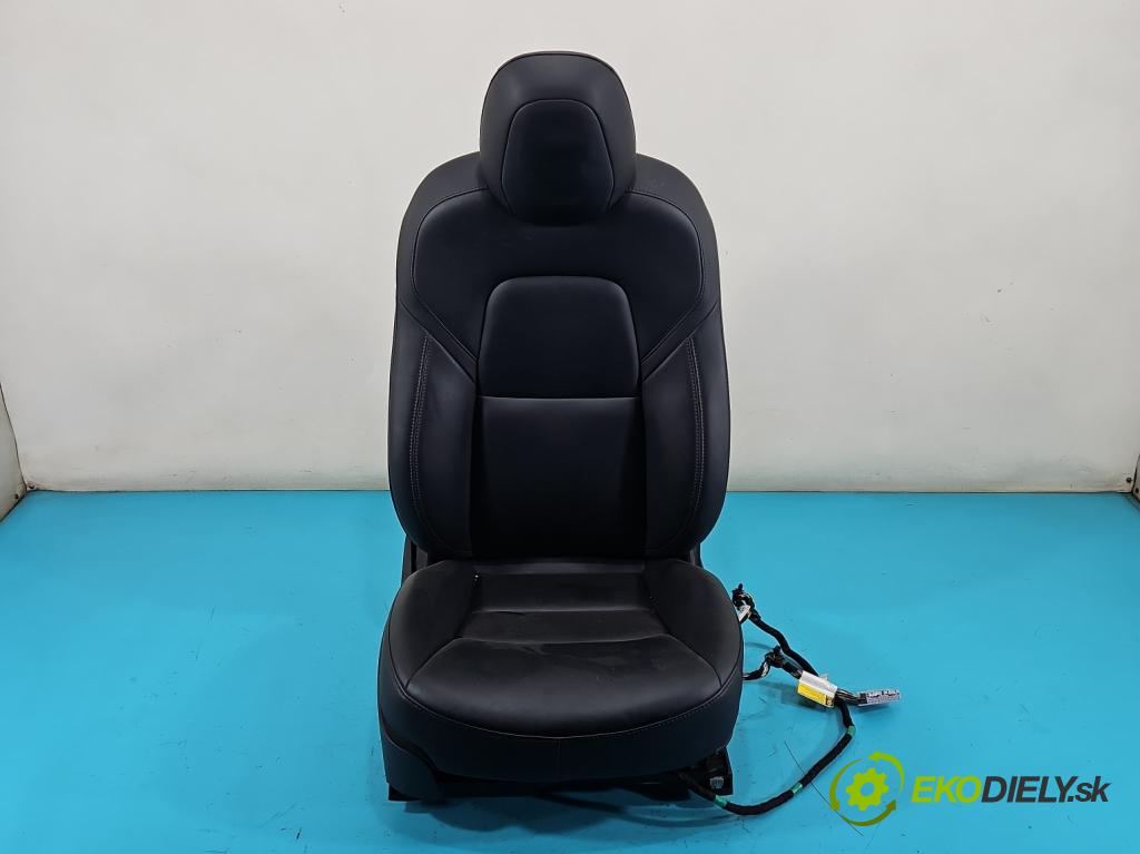 Tesla Model 3 2017- 0.0b: automatic 377 kW  4- Sedačka pravý  (Sedačka, sedadlo)