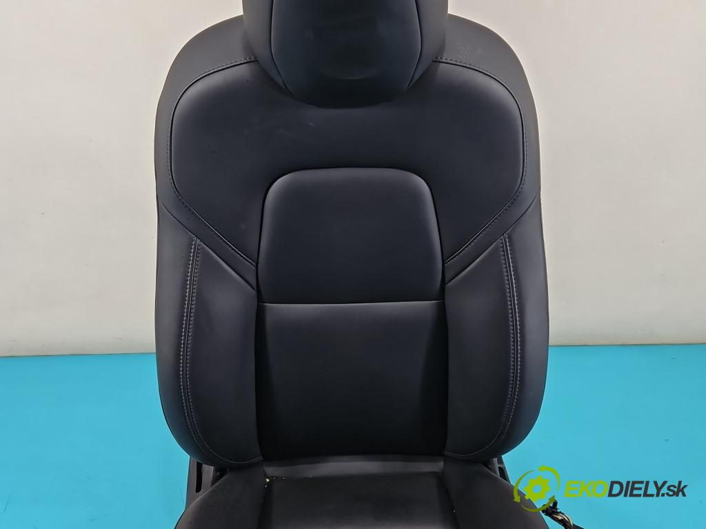 Tesla Model 3 2017- 0.0b: automatic 377 kW  4- Sedačka pravý  (Sedačka, sedadlo)