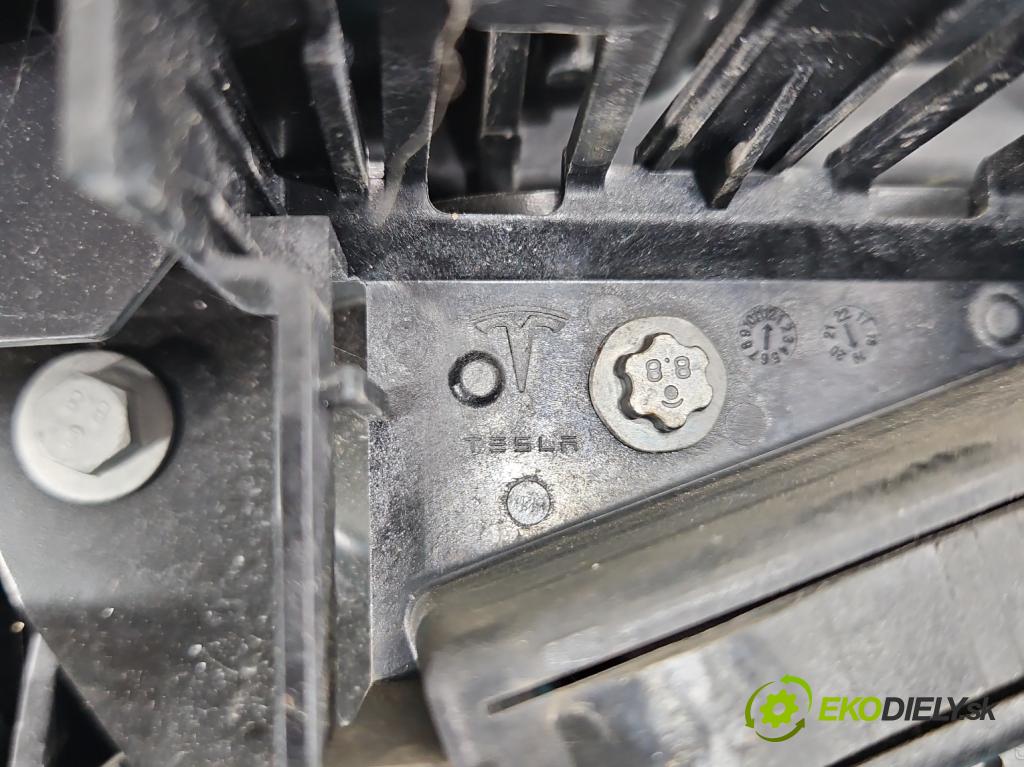 Tesla Model 3 2017- 0.0b: automatic 377 kW  4- stěna přední 1083501-00-B (Výztuhy přední)