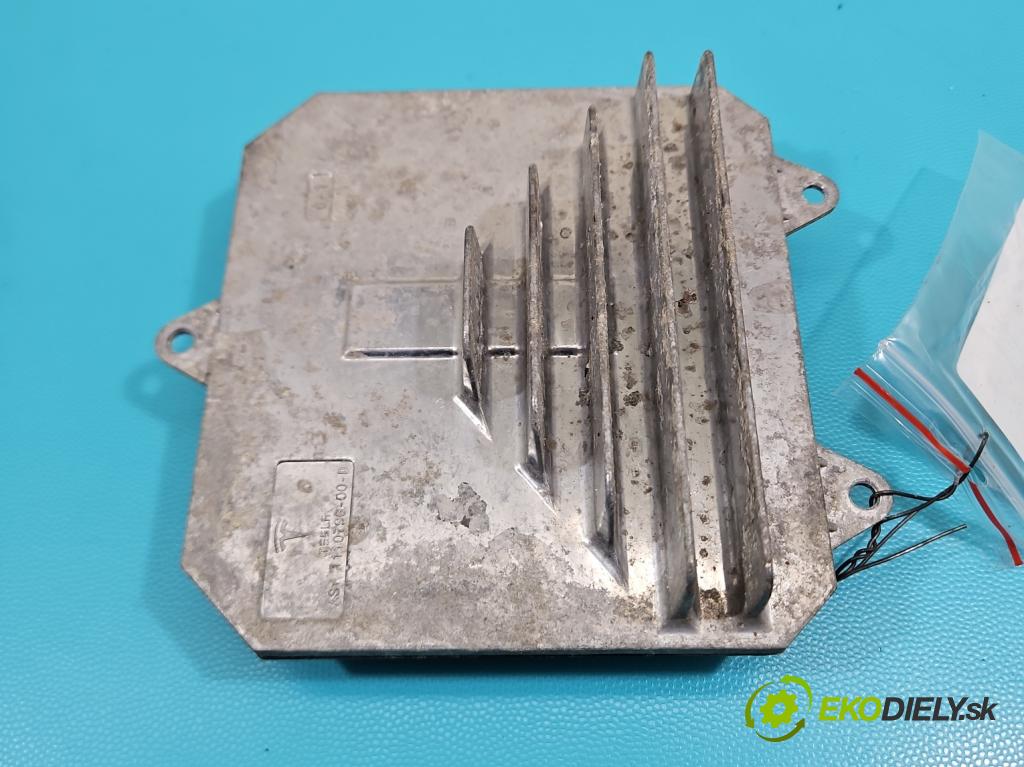 Tesla Model 3 2017- 0.0b: automatic 377 kW  4- střídač: xenon 1131251-99-C (Riadiaca jednotka xenónu)