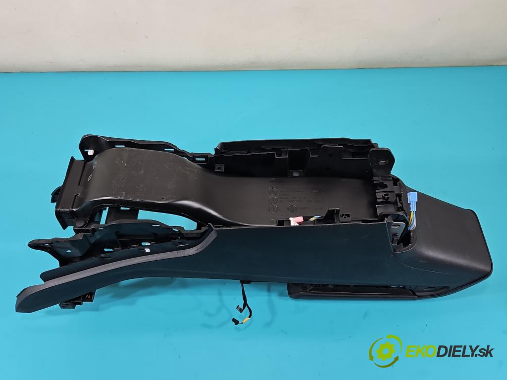 Tesla Model 3 2017- 0.0b: automatic 377 kW  4- loketní opěrka 1087897-00-B (Loketní opěrky)
