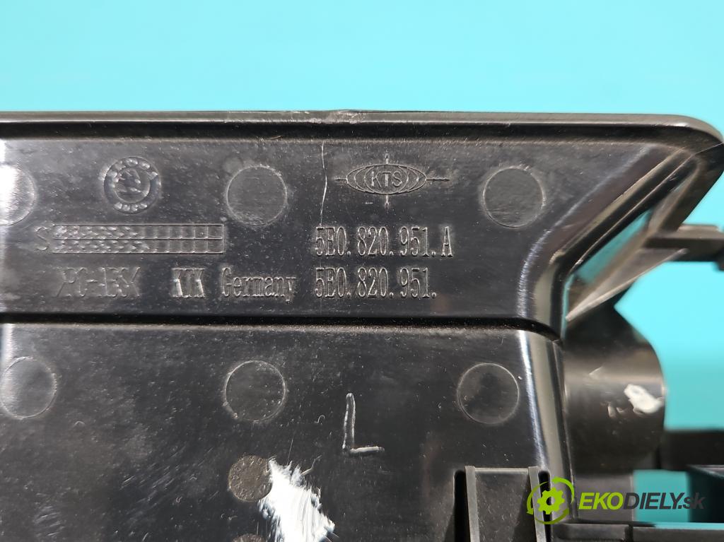 Skoda Octavia III 2013- 1.6 tdi 105 HP manual 77 kW 1598 cm3 5- Mřížka: kúrenia stredová 5E0820951A (Mriežka kúrenia (fukár))