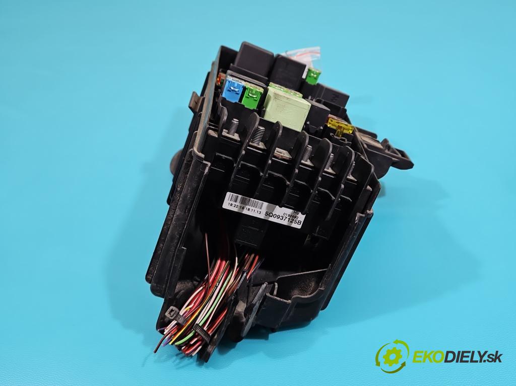 Skoda Octavia III 2013- 1.6 tdi 105 hp manual 77 kW 1598 cm3 5- skříňka pojistková 5Q0937125B (Pojistkové skříňky)