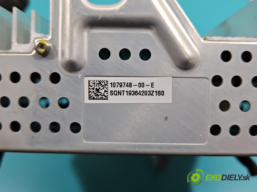 Tesla Model 3 2017- 0.0b: automatic 377 kW  4- Zesilovač: 1079748-00-E (Zesilovače)