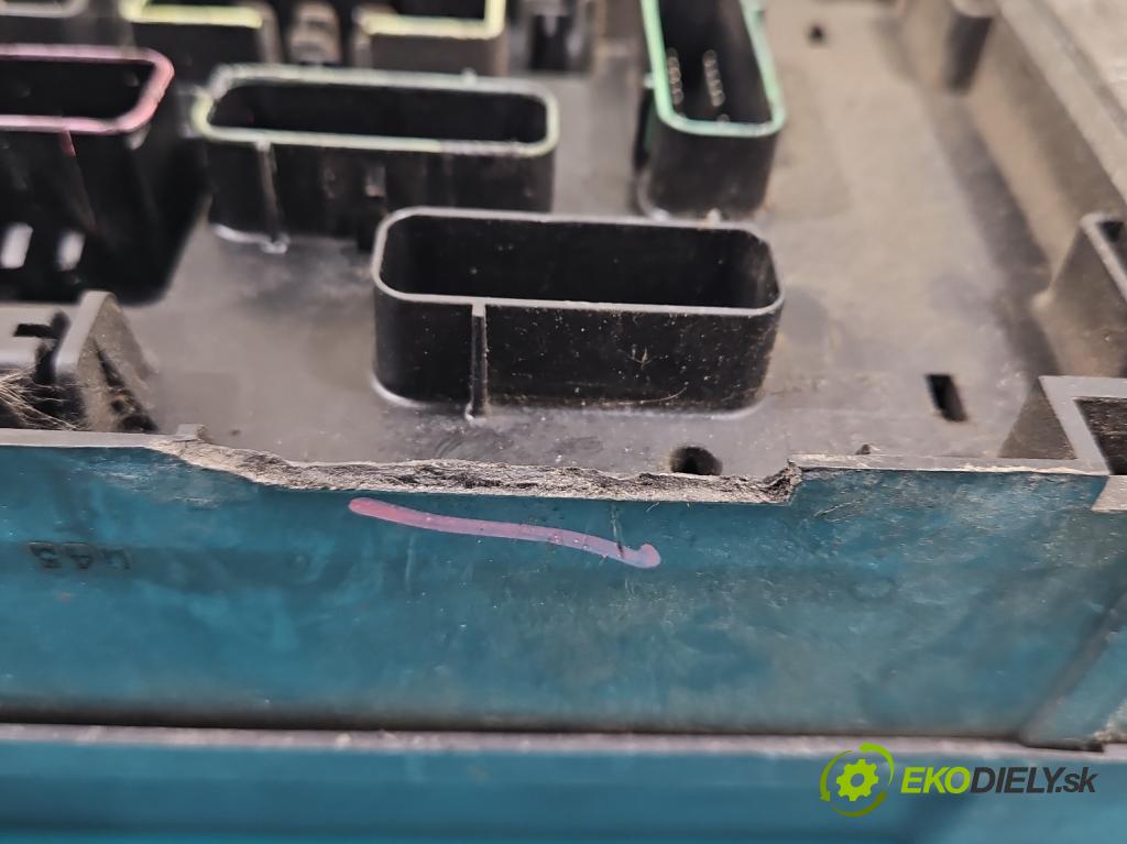 Chrysler Voyager IV 2000-2007 3.3 V6 177 hp automatic 130 kW 3301 cm3 5- skříňka pojistková 04727079AD (Pojistkové skříňky)