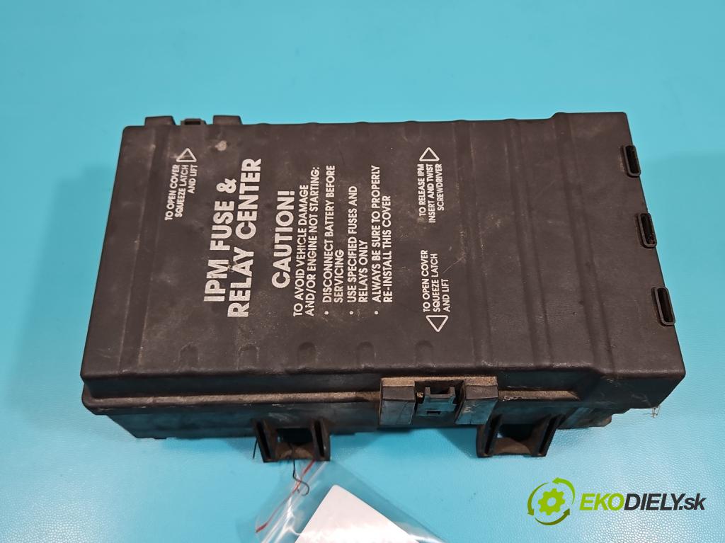 Chrysler Voyager IV 2000-2007 3.3 V6 177 hp automatic 130 kW 3301 cm3 5- skříňka pojistková 04727079AD (Pojistkové skříňky)