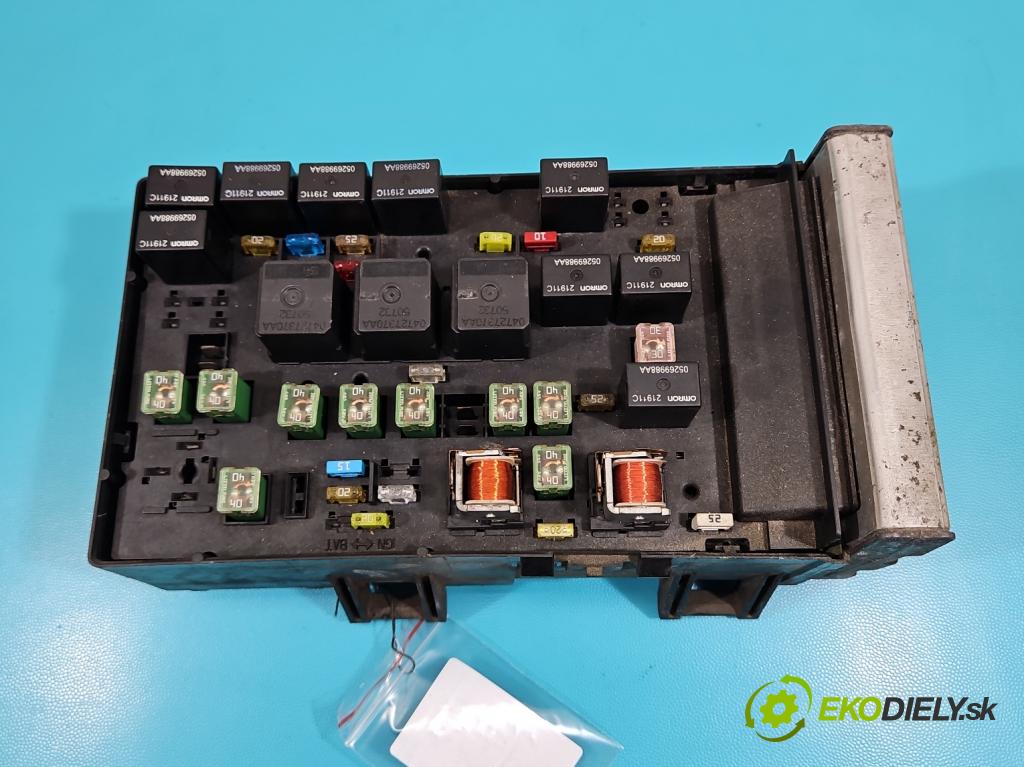 Chrysler Voyager IV 2000-2007 3.3 V6 177 hp automatic 130 kW 3301 cm3 5- skříňka pojistková 04727079AD (Pojistkové skříňky)