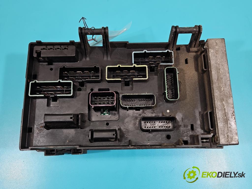 Chrysler Voyager IV 2000-2007 3.3 V6 177 hp automatic 130 kW 3301 cm3 5- skříňka pojistková 04727079AD (Pojistkové skříňky)