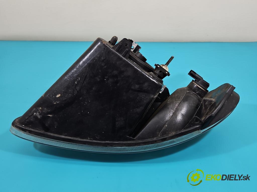 Chrysler Voyager IV 2000-2007 3.3 V6 177 HP automatic 130 kW 3301 cm3 5- Reflektor: pravý  (Svetlo predné pravé)