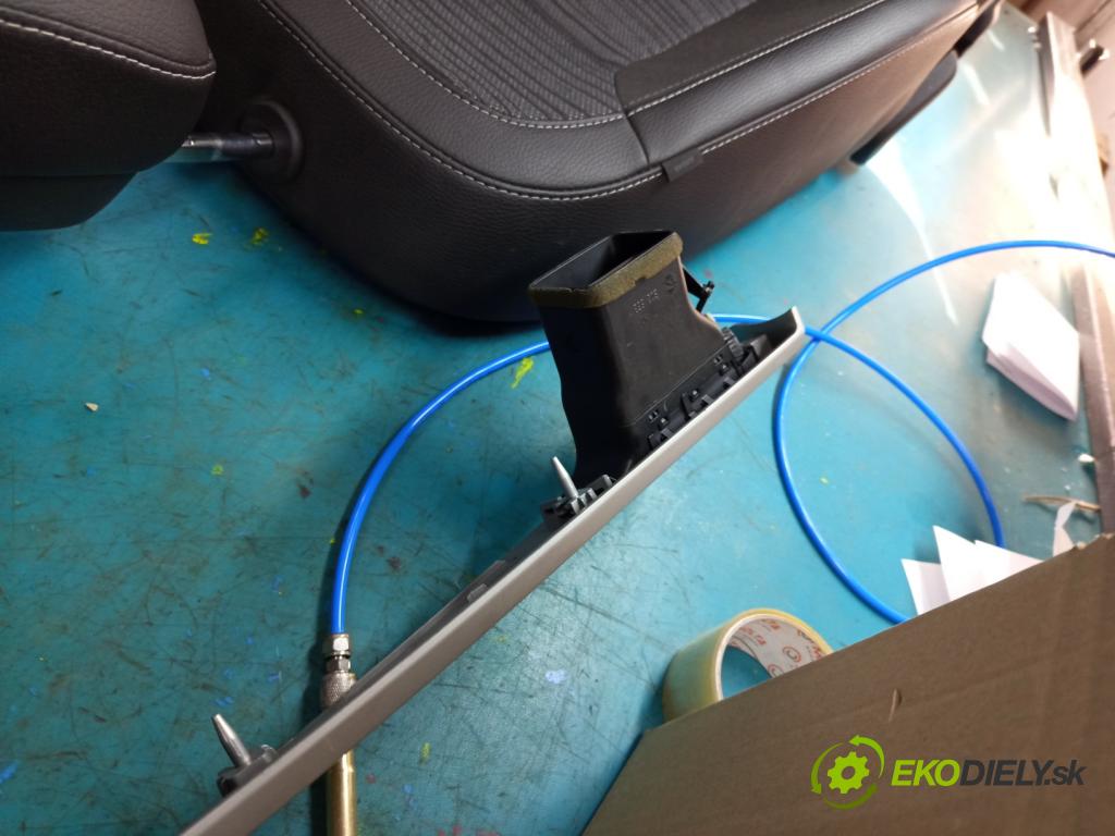 Bmw 3 E90 2005-2013 2.0d 184hp automatic 135 kW 1995 cm3 5- Mřížka: kúrenia stredová 9201023-02 (Mriežka kúrenia (fukár))