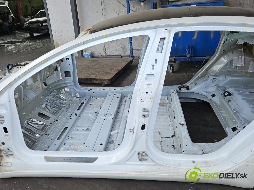 Tesla Model 3 2017- 0.0b: automatic 377 kW  4- práh levý  (Ostatní)