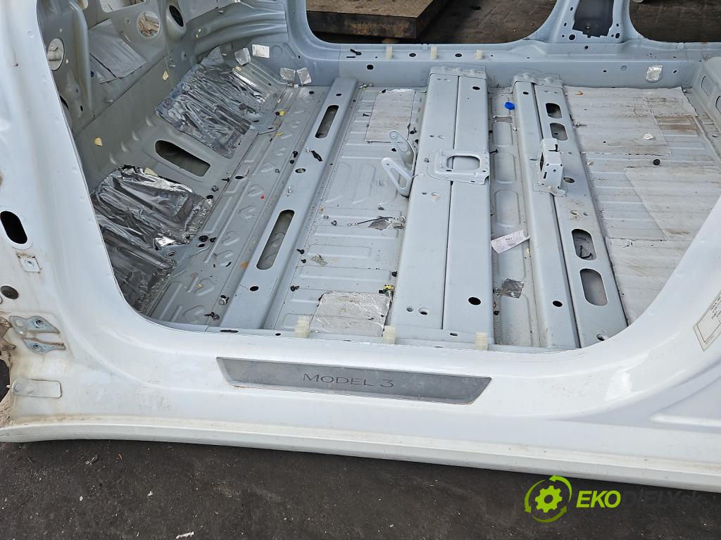 Tesla Model 3 2017- 0.0b: automatic 377 kW  4- práh levý  (Ostatní)