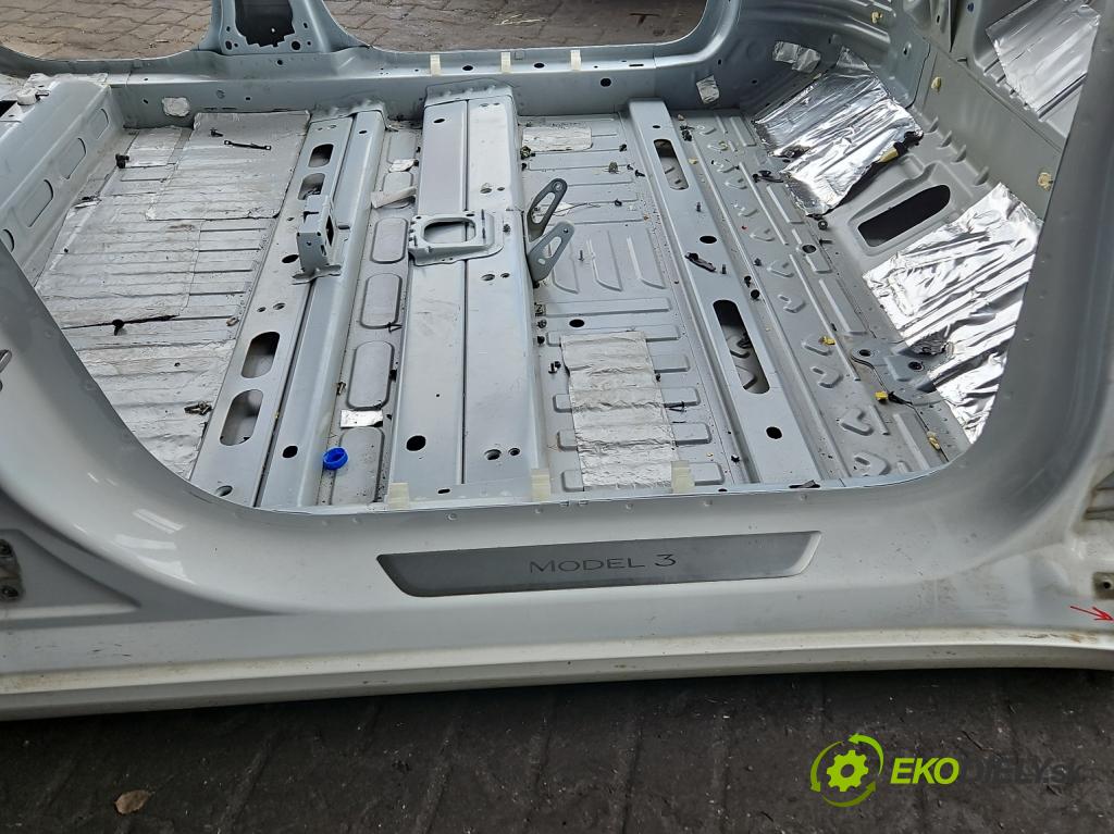 Tesla Model 3 2017- 0.0b: automatic 377 kW  4- Práh: pravý  (Karoséria ostatné)