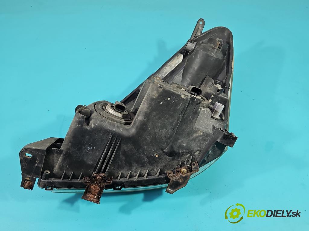 Toyota Corolla Verso II 2004-2009 2.0 D4D 116 HP manual 85 kW 1995 cm3 5- Reflektor: pravý  (Svetlo predné pravé)