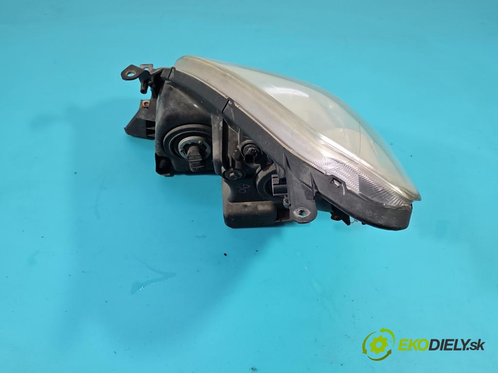 Toyota Corolla Verso II 2004-2009 2.0 D4D 116 HP manual 85 kW 1995 cm3 5- Reflektor: pravý  (Svetlo predné pravé)