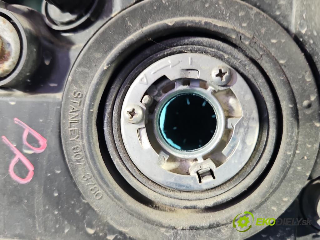 Toyota Corolla Verso II 2004-2009 2.0 D4D 116 HP manual 85 kW 1995 cm3 5- Reflektor: pravý  (Svetlo predné pravé)