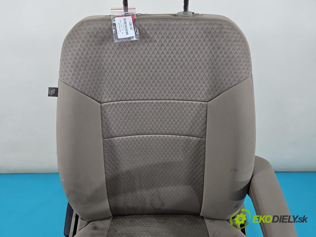 Chrysler Voyager V 2007-2016 3.8 V6 215KM automatic 158 kW 3778 cm3 5- Sedačka pravý  (Sedačka, sedadlo)