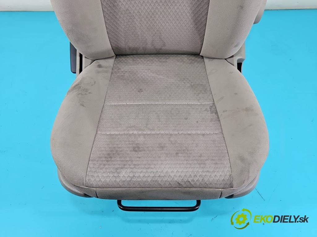 Chrysler Voyager V 2007-2016 3.8 V6 215KM automatic 158 kW 3778 cm3 5- Sedačka pravý  (Sedačka, sedadlo)