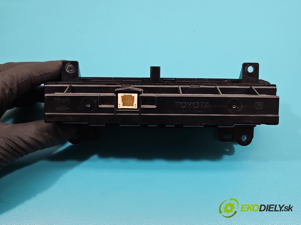 Toyota Auris II 2012-2018 1.6 16V 132 HP manual 97 kW 1598 cm3 5- panel kúrenia 55900-02C60