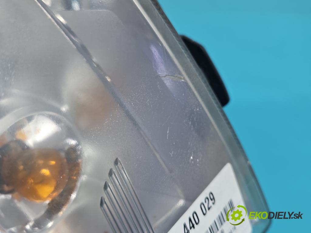 Chrysler Voyager V 2007-2016 3.8 V6 215KM automatic 158 kW 3778 cm3 5- Reflektor: pravý  (Svetlo predné pravé)