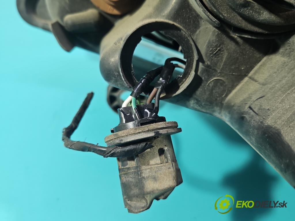 Chrysler Voyager V 2007-2016 3.8 V6 215KM automatic 158 kW 3778 cm3 5- Reflektor: pravý  (Svetlo predné pravé)