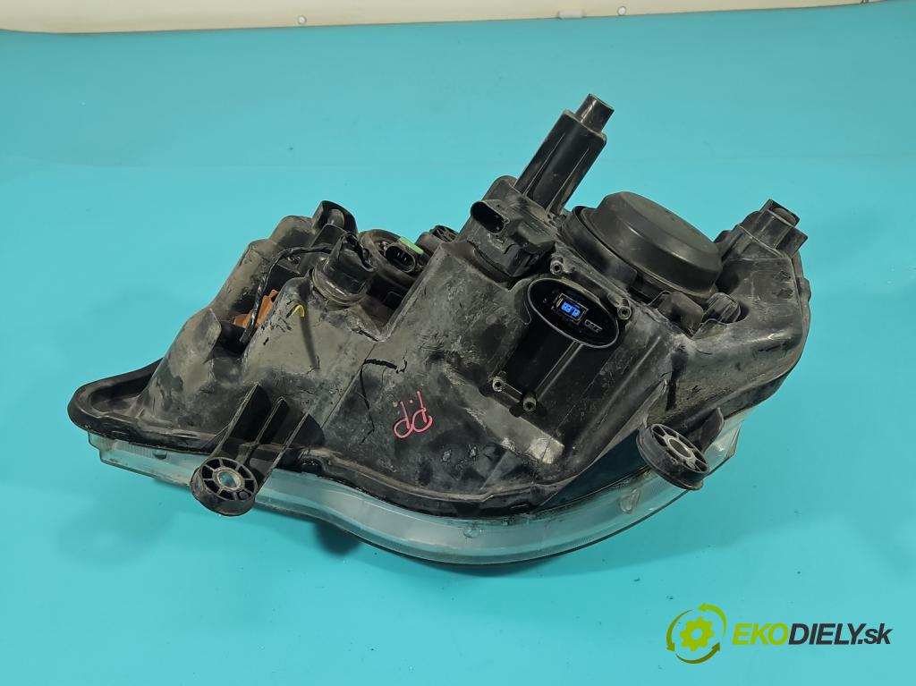 Chrysler Voyager V 2007-2016 3.8 V6 215KM automatic 158 kW 3778 cm3 5- Reflektor: pravý  (Svetlo predné pravé)