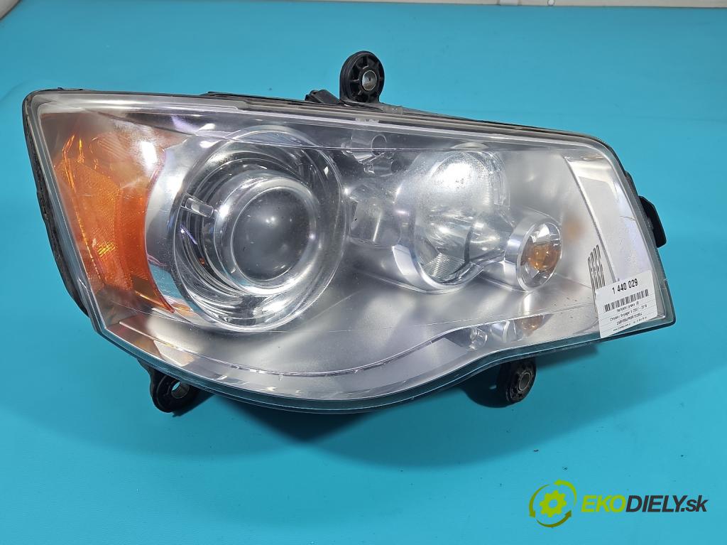 Chrysler Voyager V 2007-2016 3.8 V6 215KM automatic 158 kW 3778 cm3 5- Reflektor: pravý  (Svetlo predné pravé)